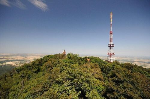 Szczyt Ślęży z widoczną wieżą telewizyjną i kościołem, źródło: travelin.pl