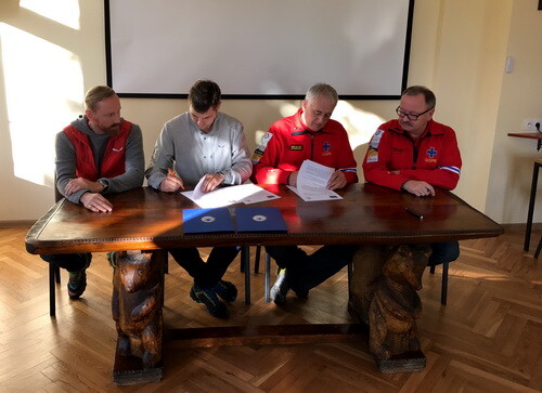 Podpisanie umowy SALEWA-GOPR (fot. arch. OberAlp Polska)