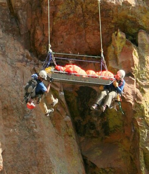 Foto: strona Rocky Mountain Rescue Group (ewakuacja poszkodowanego ze ściany)
