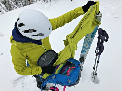 Otwieranie głównej komory plecaka z poziomu zamka na plecach pozwala na szybki wgląd co znajduje się w plecaku, a także zapobiega kładzeniu go na śniegu