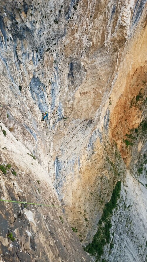 Łukasz podchodzi po linach w trawersie (fot. arch. Alpine Wall Tour)