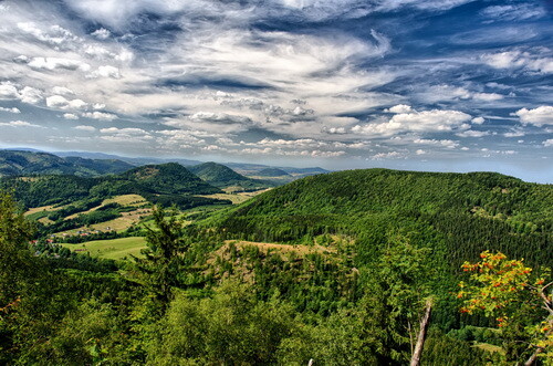 Widok z Kostrzyny na Bukowiec (898 m), a po lewej widoczny Stożek Wielki - fot. Tomasz Tracewski