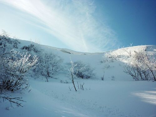 Przełęcz Brona z małym śnieżnym nawisem
