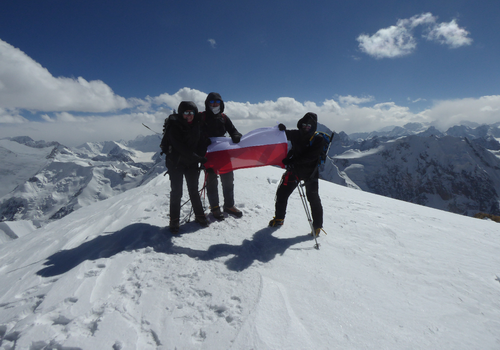 Na wierzchołku Okhiree Sar (6119,6132 m). Od lewej: Justyna Markiewicz, Agnieszka Garus-Saramak i Mariusz Saramak / fot. Andrzej Makaran