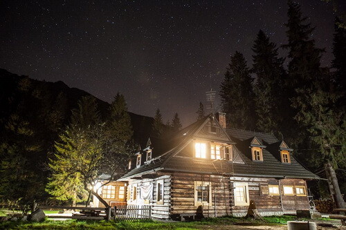 Schronisko w Dolinie Roztoki - magiczne miejsce w Tatrach (fot. Grzegorz Stodolny)
