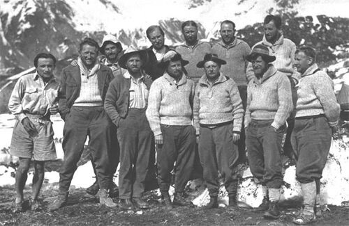 Uczestnicy wyprawy z 1934 roku; od lewej: pierwszy rząd: Schneider, Welzenbach, Aschenbrenner, Merkl, konsul Kapp, Mullritter, Kuhn; drugi rząd: Bernard, Wieland, kapitan Sangster, Hieronimus, Bechtold, fot: www.affimer.org