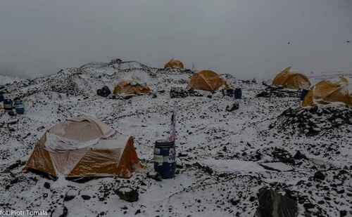 K2 - obóz bazowy, załamanie pogody. Źr. PHZ 2010-2015 (FB)