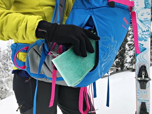 Plecak zaopatrzony jest w specjalne suche kieszene na foki oraz raki