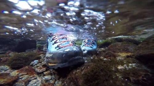 Wodoodporność cholewki buta testowana w strumieniu