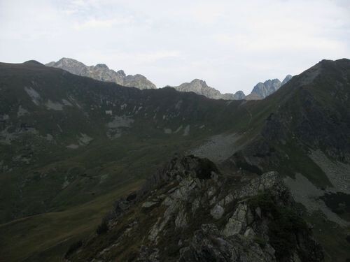 Widok od strony slowackiej na fragmenty Walentkowego wierchu i Walentkowej przełęczy, fot: Anna Kwinta
