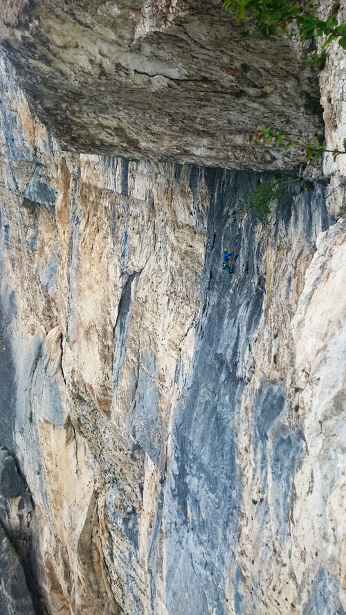 Łukasz pod okapem centralnym (fot. arch. Alpine Wall Tour)