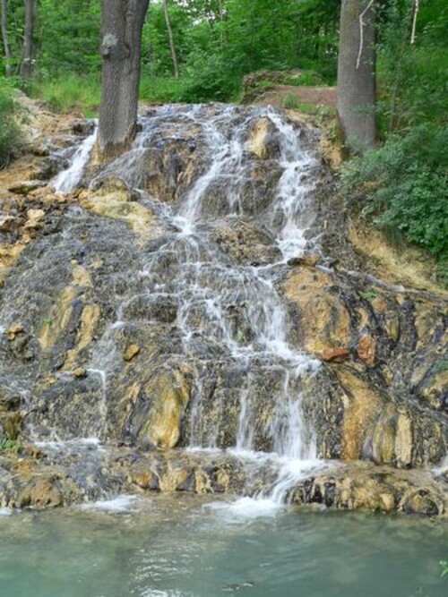 Spływająca po skałach woda pochodzi z pobliskich źródeł