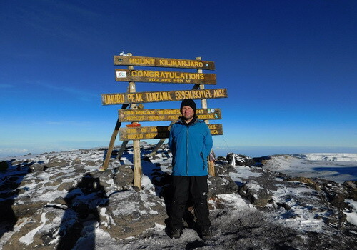 Grzegorz Gawlik na szczycie Kilimandżaro (5895 m n.p.pm.)
