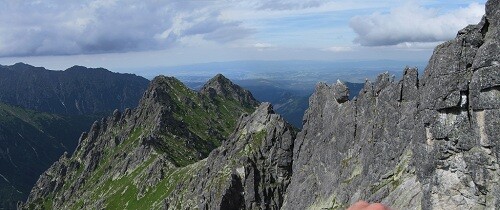Widok ze szczytu Żabiego Kapucyna na kolejne formacje Żabiej Grani, fot. www.portalgorski.pl