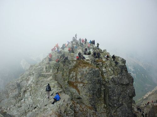 Widok na graniczny wierzchołek ze szczytu słowackiego (2503 m n.p.m.)