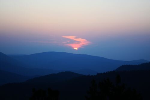 W zachodzącym słońcu można dostrzec zarys dalekich, trzytysięcznych szczytów w Sajanach, fot. A.Zięba