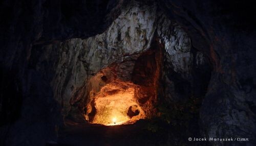 Jaskinia Mamutowa w świetle czołówek i lampy gazowej, fot: Jacek Matuszek, climb.pl