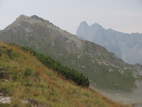 Zdjęcie robione od strony Doliny Cichej Liptowskiej, na ostatnim planie w tle widoczny po lewej Mięguszowiecki Szczyt Wielki, a po prawej Cubryna
