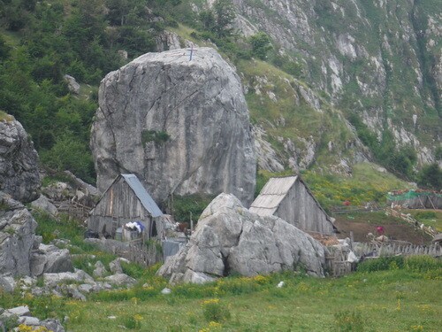 Albania - osada pasterzy w Górach Prokletije