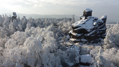 Widok z najwyższego szczytu na wyrastające tu i ówdzie skalne formacje Fot. Paulina Wierzbicka